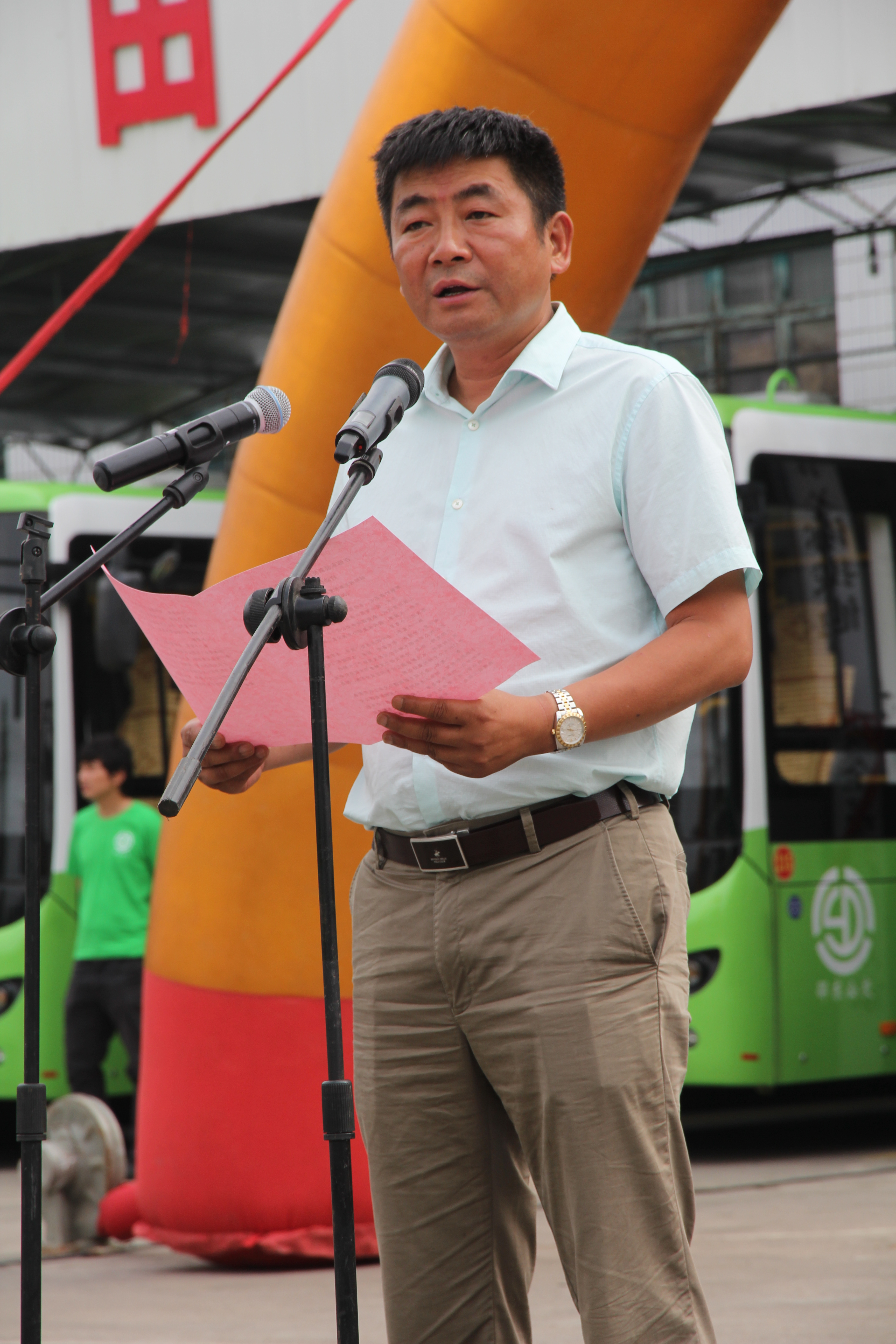 圖為純電動(dòng)公交車整裝待發(fā)。圖為市民在試乘純電動(dòng)公交車