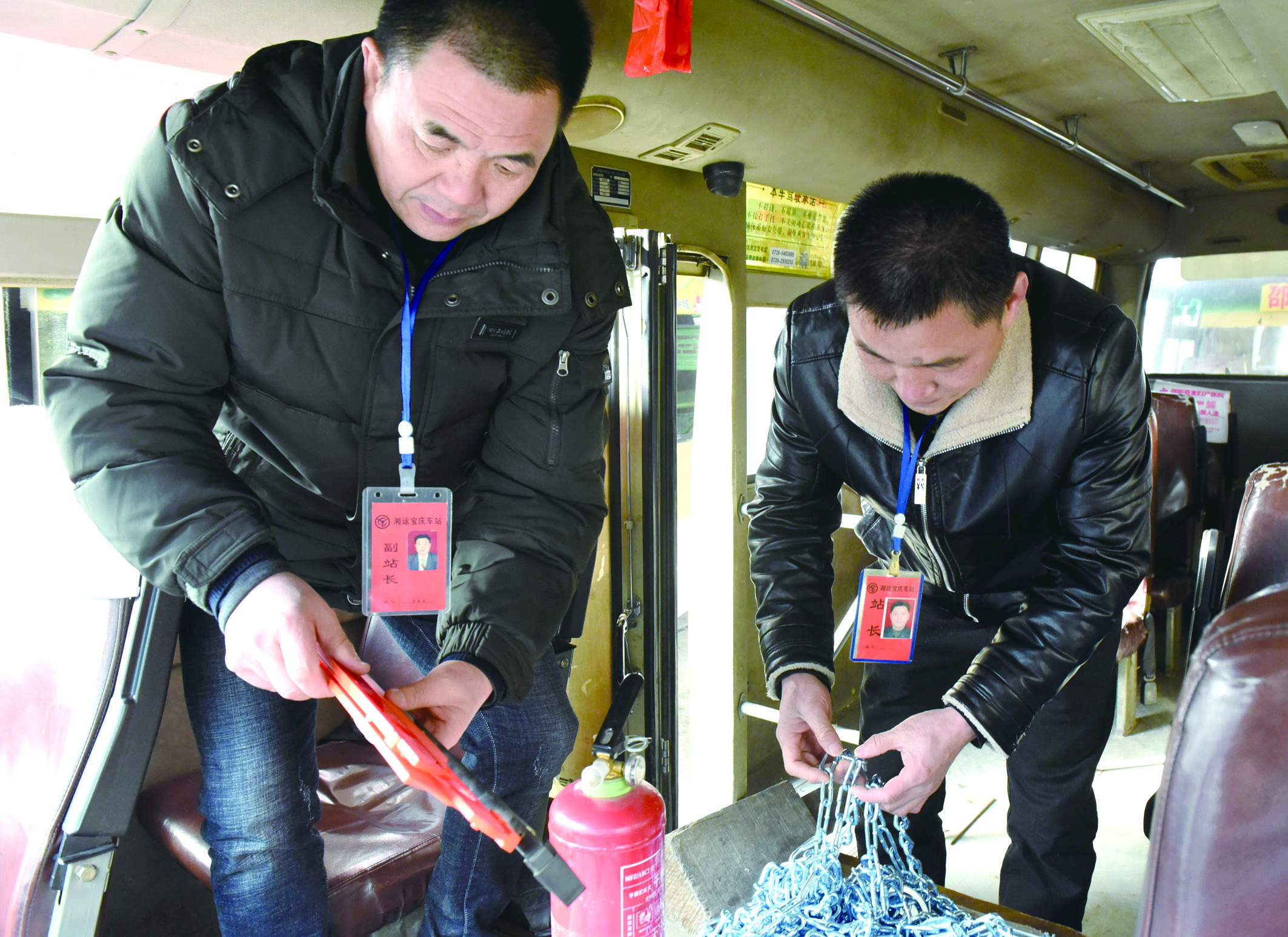 2月8日，市寶慶汽車站工作人員正在營(yíng)運(yùn)車上檢查應(yīng)急設(shè)施及器材是否齊全有效