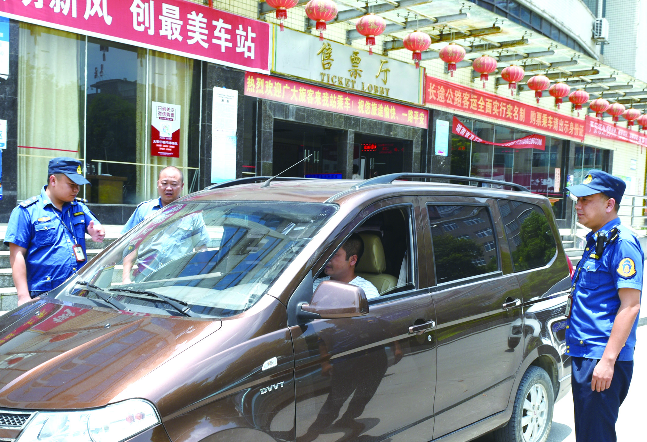 7月10日，洞口縣黃橋鎮(zhèn)副鎮(zhèn)長謝揚標(biāo)（右）在黃橋汽車站檢查營運客車安全檢查情況。近段時間以來，黃橋汽車站全面排查交通安全等方面存在的安全隱患，并及時予以整改到位，做到防患于未然，確保安全生產(chǎn)工作萬無一失。據(jù)了解，今年上半年已消除交通安全隱患10余起。  李祖冠    攝影報道 