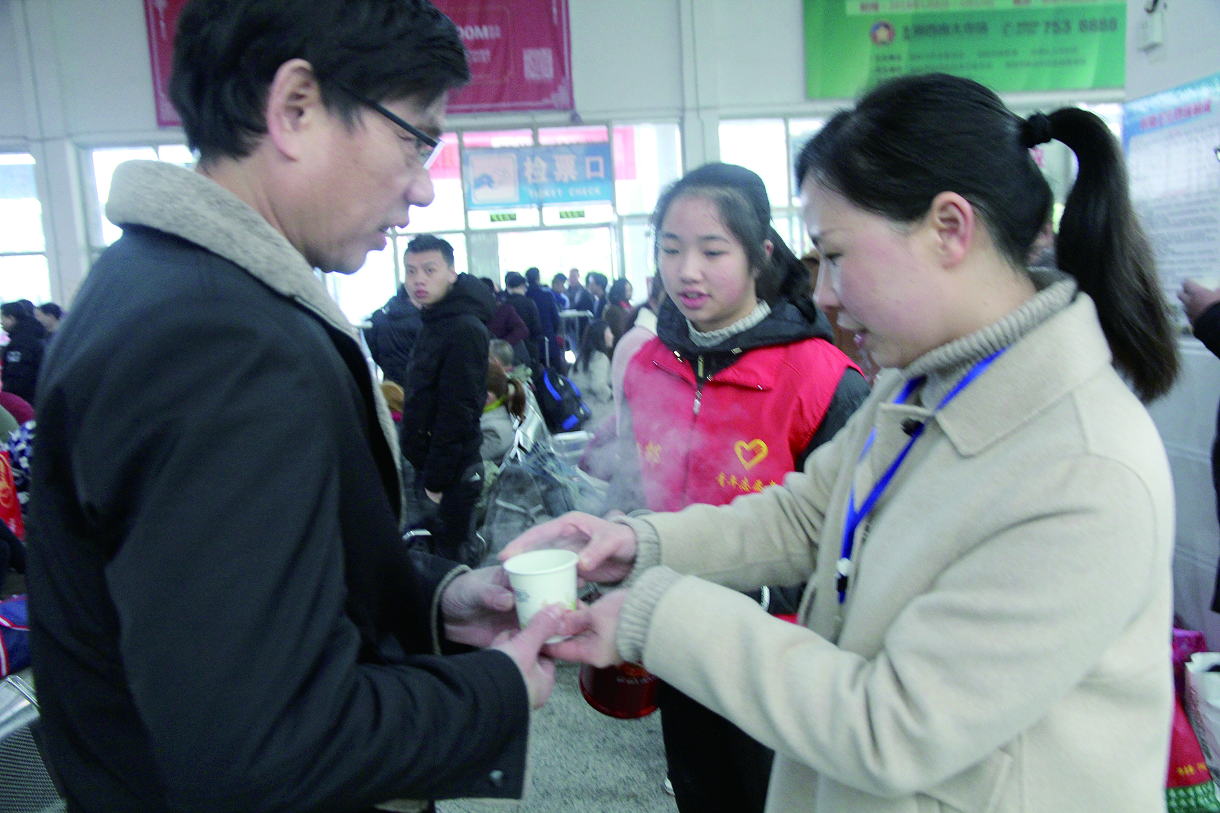 母女服務(wù)春運(yùn) 2月13日，記者在新邵分公司汽車(chē)站看到，該分公司安全科副科長(zhǎng)李喜梅與其在新邵一中初中部1701班就讀女兒劉嘉怡在車(chē)站擔(dān)當(dāng)志愿者。李喜梅在候車(chē)室耐心為旅客釋疑解惑，劉嘉怡為旅客遞上一杯杯熱茶，有時(shí)母女也相互合作，其樂(lè)融融。 祖冠 攝影報(bào)道