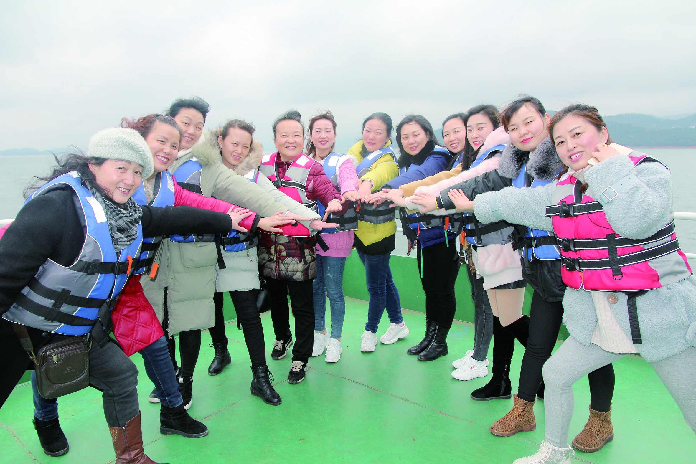 圖為女員工們在誓言：“我為邵陽湘運加油，我與邵陽湘運共存?！? 李高雄  攝影報道